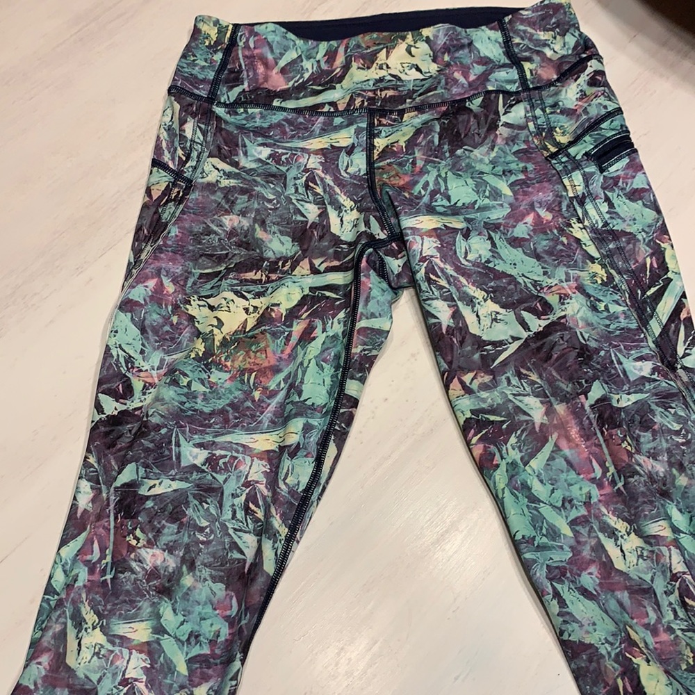 Lululemon short crops size 6